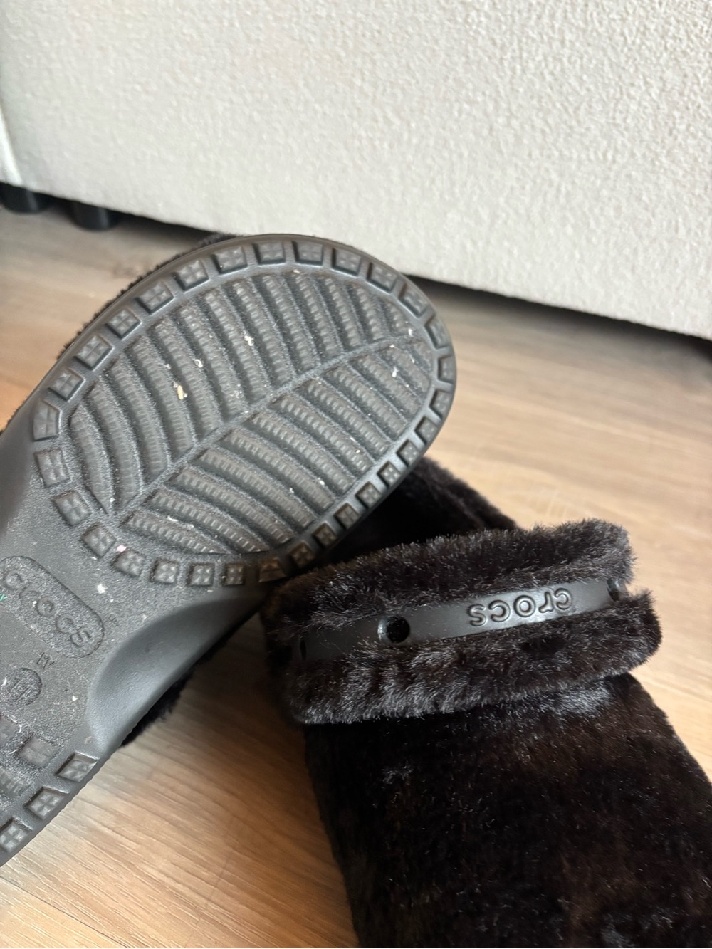 Crocs Fuzzy Shoes M9W11 - Picture 4 of 4